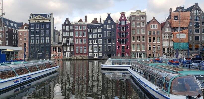 Image of canal houses.