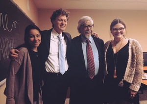 Arun Gandhi posing for a picture with students and faculty 