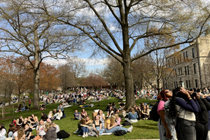 Crowd in the quad for eclipse viewing