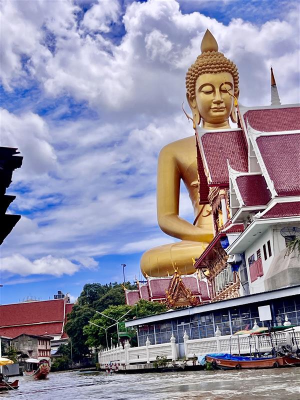 Giant buddah statue on the water