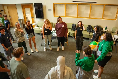 Group leaders lead orientation activity in Sellinger School of Business