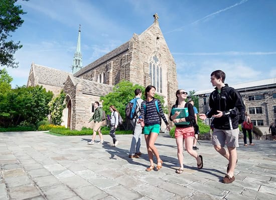 Students walking in front of the Alumni Memorial Chapel