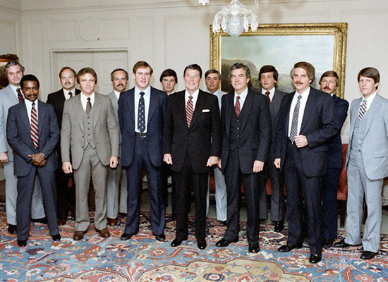 Jerry Parr with other secret service members standing around President Reagan in group photo.