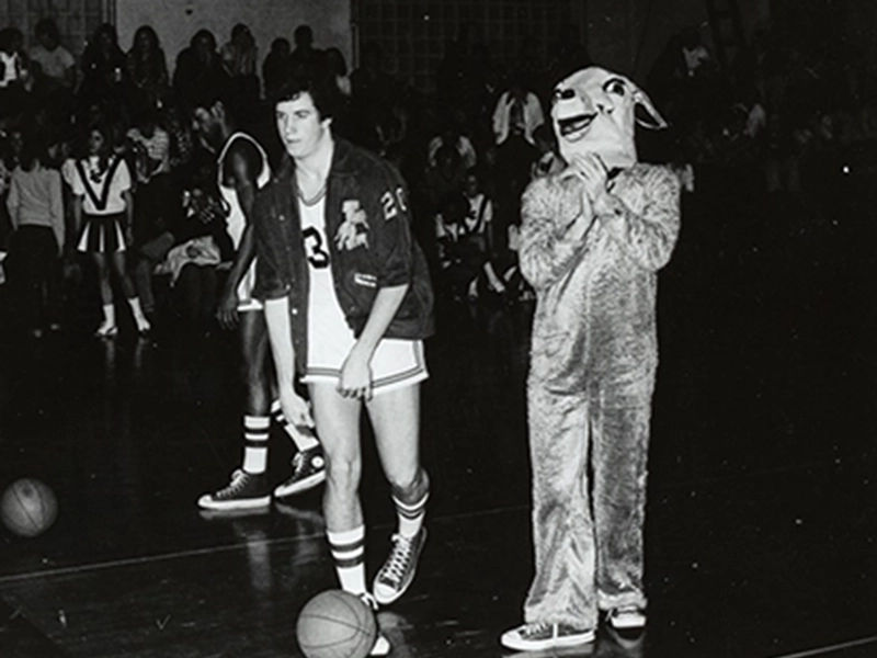 Iggy stands with 1974 basketball player