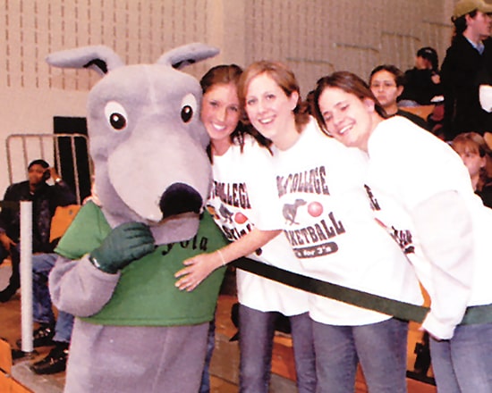 2003 photo of Iggy, the Loyola Mascot, posing with students.