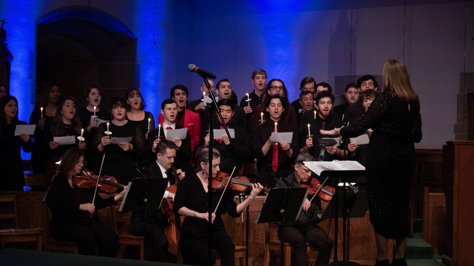 A choir of students singing in the Alumni Memorial chapel