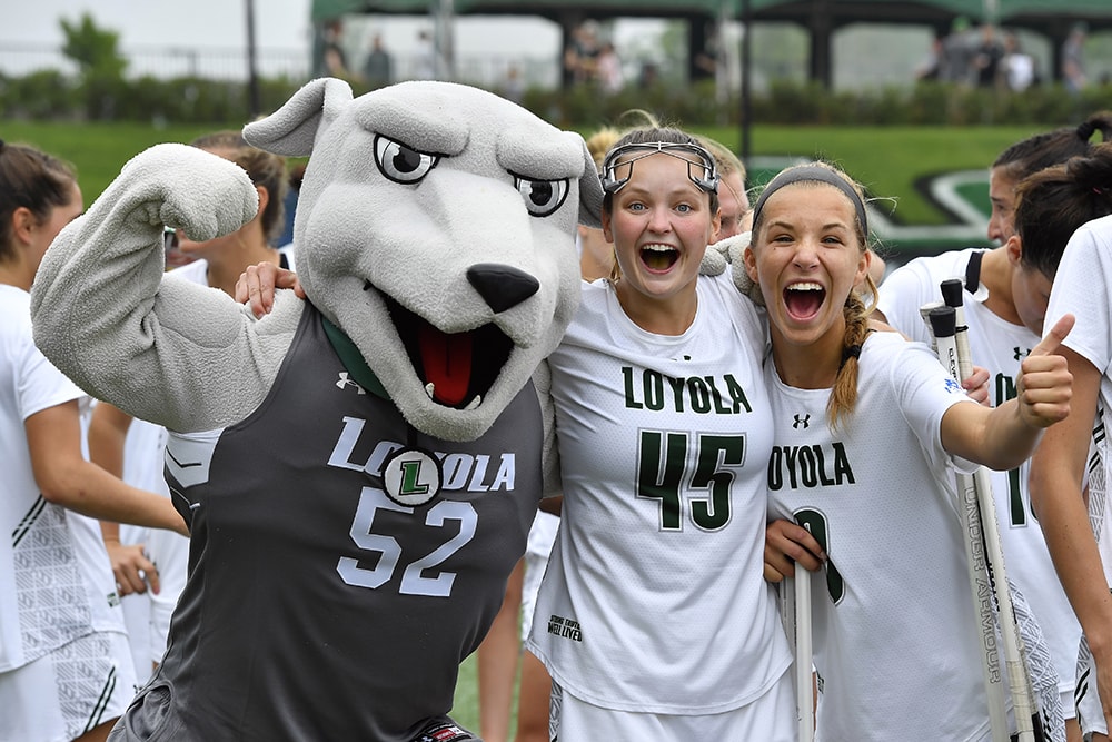 Student athletes posing for a photo with Iggy the mascot