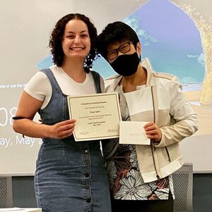 Vanessa Cuppari with her award