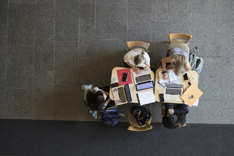 Sellinger students on computers