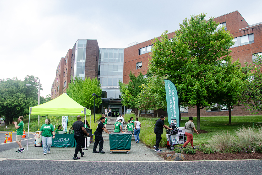 Students and families move into Thea Bowman hall on move in day at Loyola Maryland