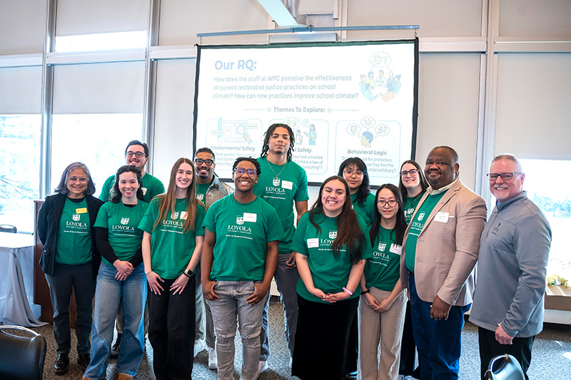 COI students and faculty members gather for a group photo.