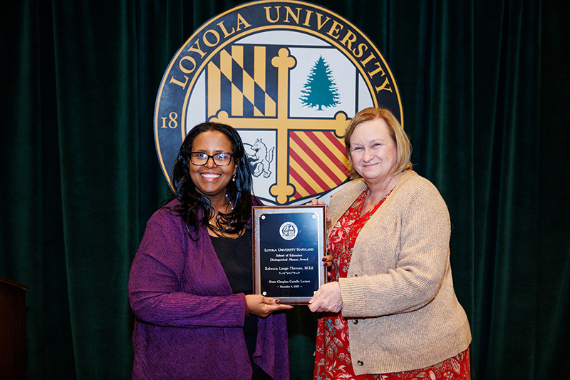 Afra Ahmed Hersi, Ph.D., dean of the School of Education, presents the 2025 School of Education Distinguished Alumni Award to Rebecca Lange-Thernes, M.Ed. ’91.