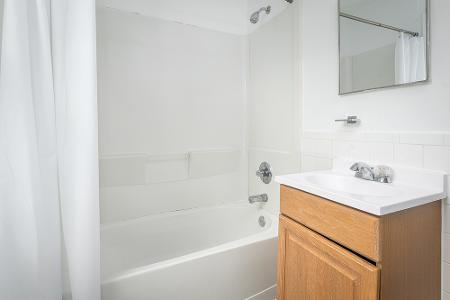 Seton Court suite bathroom