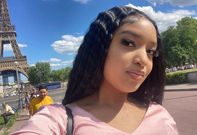 Selfie of Kiliane in front of the Eiffel Tower